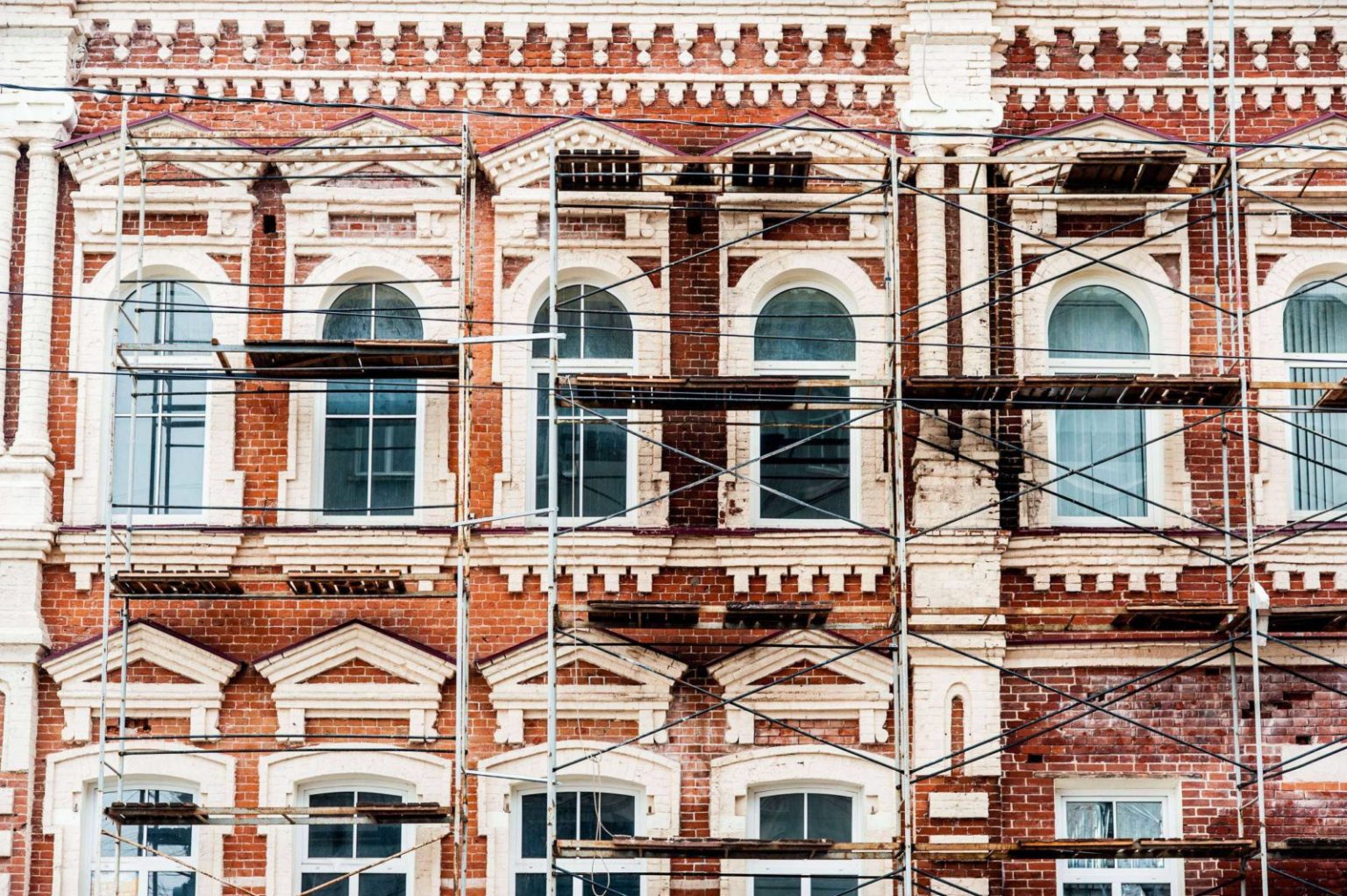 old-hotel-restoration-exterior-brick-cleaning-and-new-windows-1536×1022
